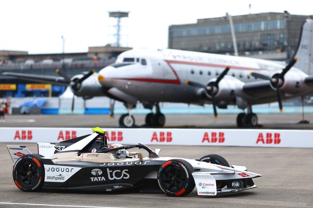 ¿Se Acabó el Campeonato? Oliver Rowland Concede un Par de Victorias a Jaguar en Tempelhoff